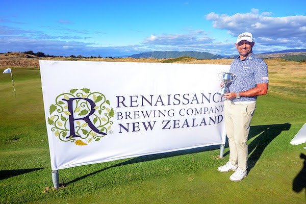 Mike Hendry with trophy (Golf NZ)